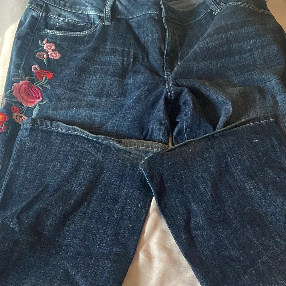 Sale 🌹Laurie Felt Blue Jeans with Pink Floral Embroidery - Picture 11 of 15